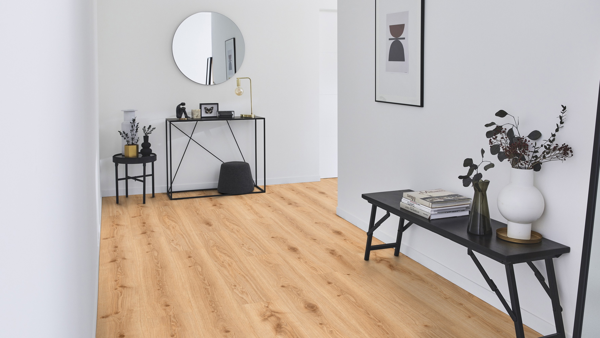 Milieubild Flur mit Sideboard und Spiegel - Tarkett Klebe-Vinyl Essence 30 Primary Oak Light Brown Milieubild Flur mit Sideboard und Spiegel - Tarkett 260055005