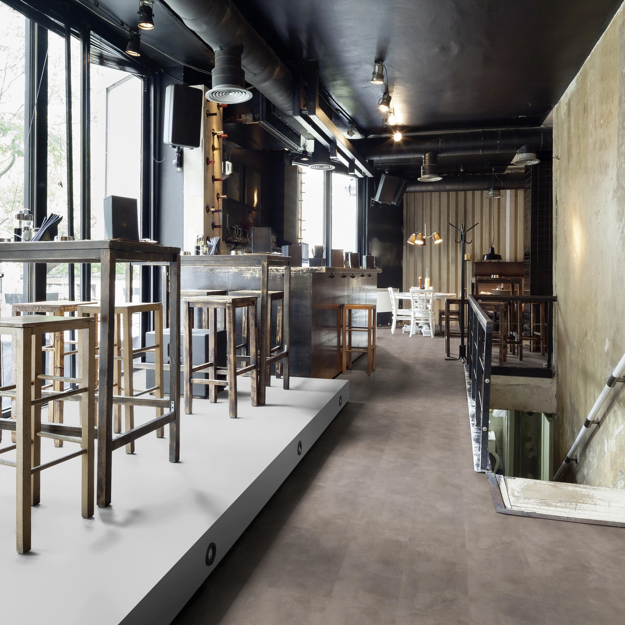 Milieubild Restaurant - Bar mit Tischen und Hockern - wineo Klick-Bioboden PURLINE wineo 1000 stone L Urban Concrete Smoke Milieubild Restaurant - Bar mit Tischen und Hockern - wineo PLC318R
