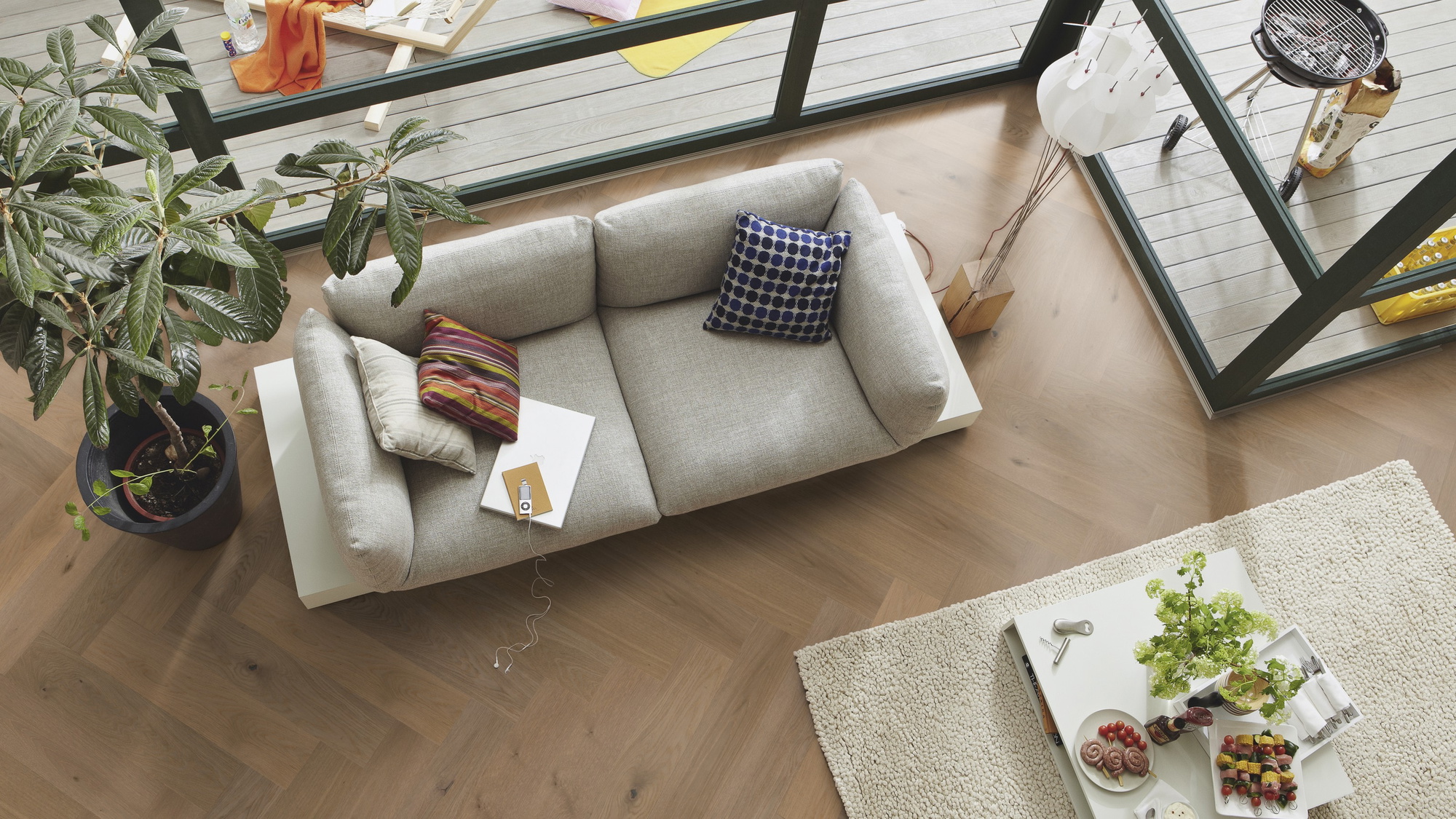 Milieubild Wohnzimmer im Wintergarten - Blick von oben - MEISTER Holzboden HS 500 Lindura Eiche classic greige Milieubild Wohnzimmer im Wintergarten - Blick von oben - MEISTER 500010-0700140-08931