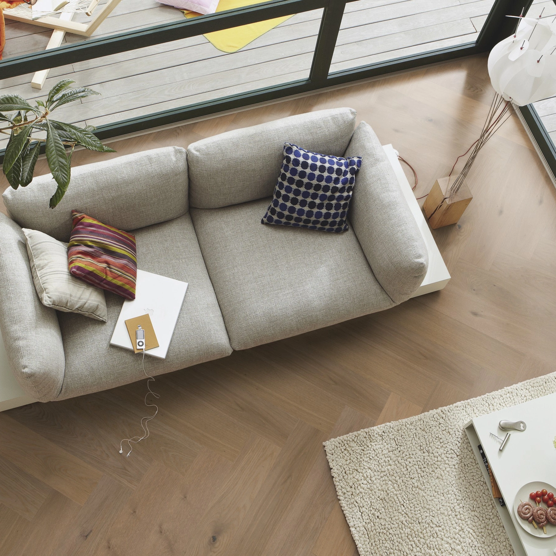 Milieubild Wohnzimmer im Wintergarten - Blick von oben - MEISTER Holzboden HS 500 Lindura Eiche classic greige Milieubild Wohnzimmer im Wintergarten - Blick von oben - MEISTER 500010-0700140-08931