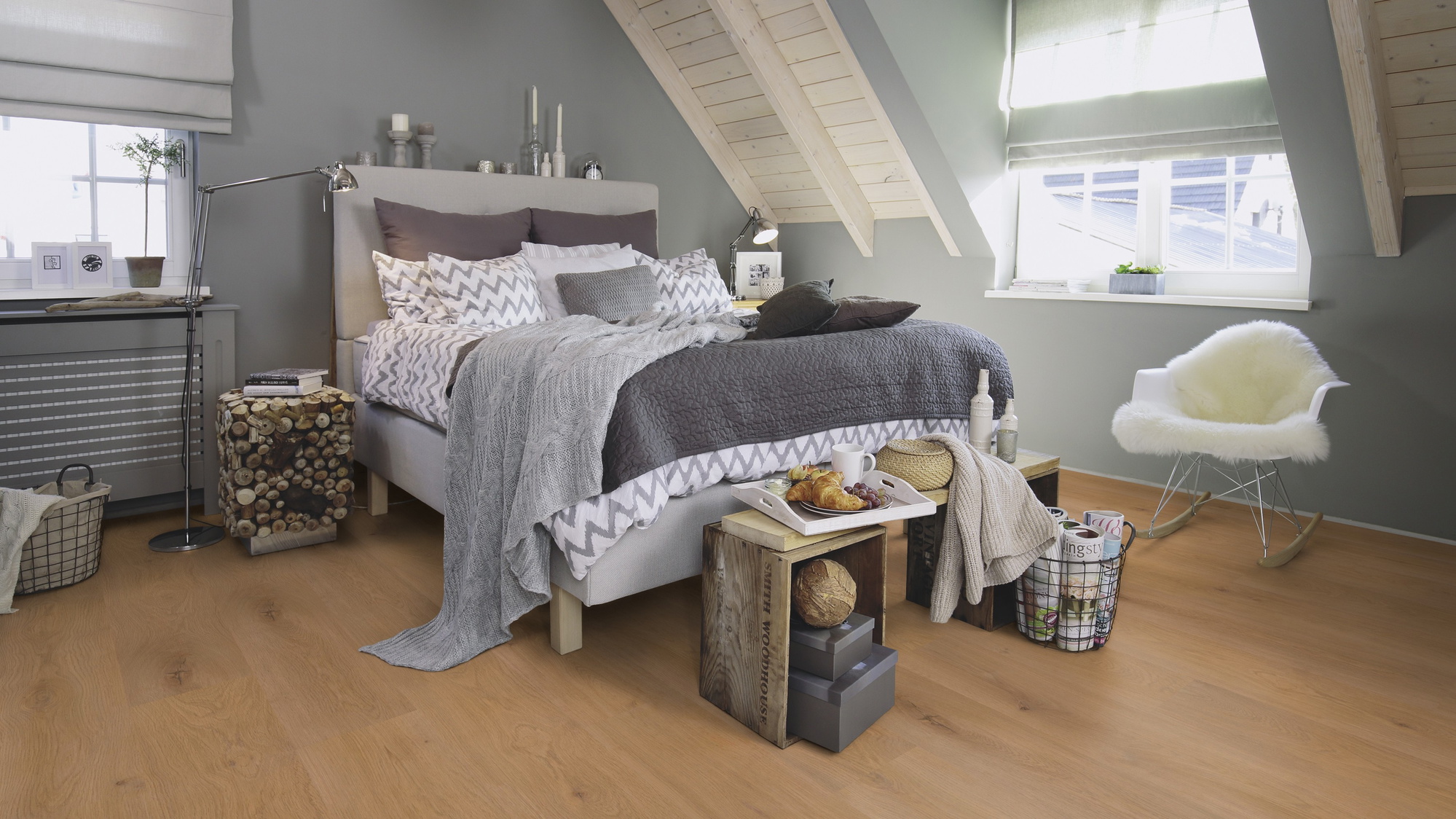 Milieubild Schlafzimmer im modernen Dachgeschoss - wineo Klebe-Bioboden PURLINE wineo 1000 wood XL Noble Oak Toffee Milieubild Schlafzimmer im modernen Dachgeschoss - wineo PL311R