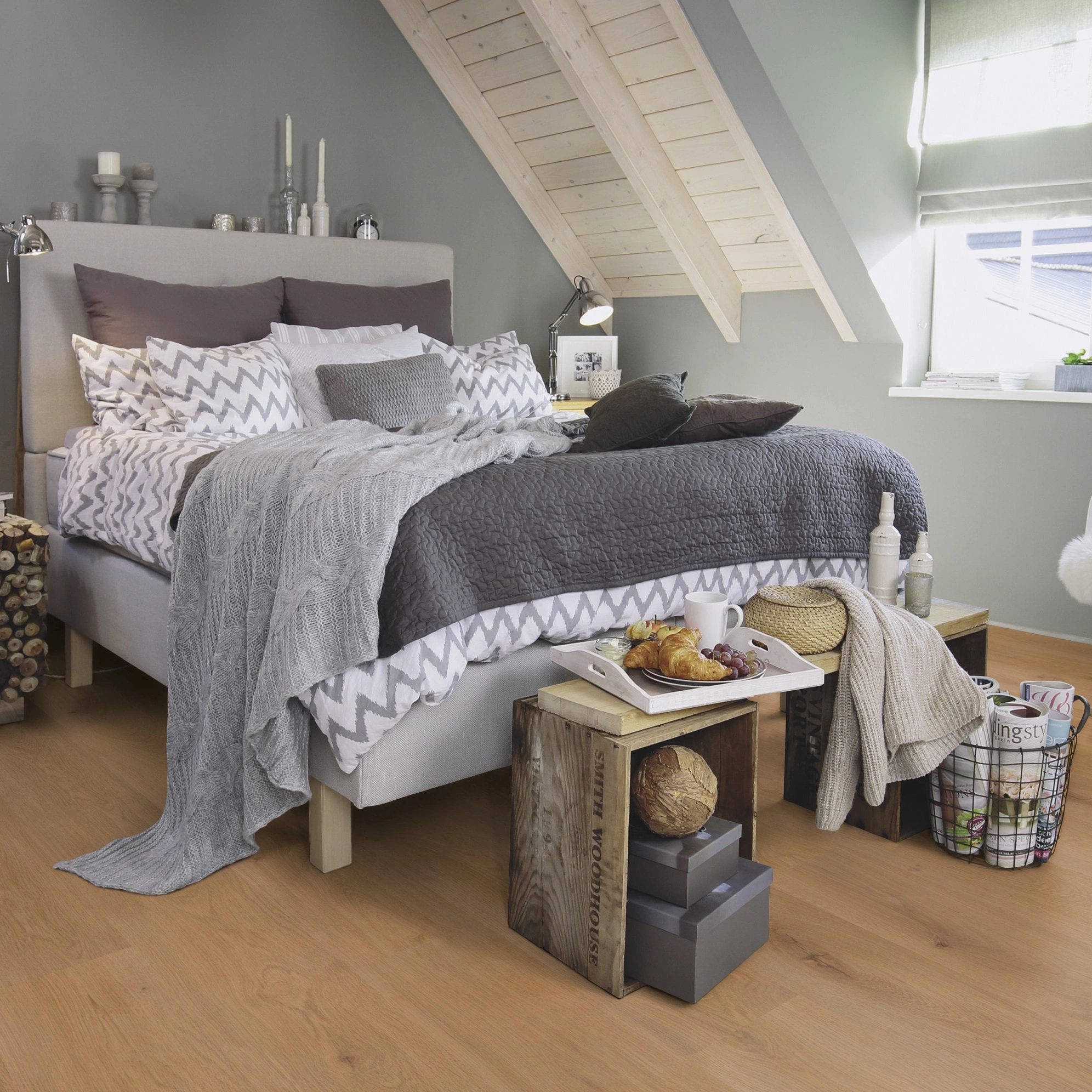 Milieubild Schlafzimmer im modernen Dachgeschoss - wineo Klebe-Bioboden PURLINE wineo 1000 wood XL Noble Oak Toffee Milieubild Schlafzimmer im modernen Dachgeschoss - wineo PL311R