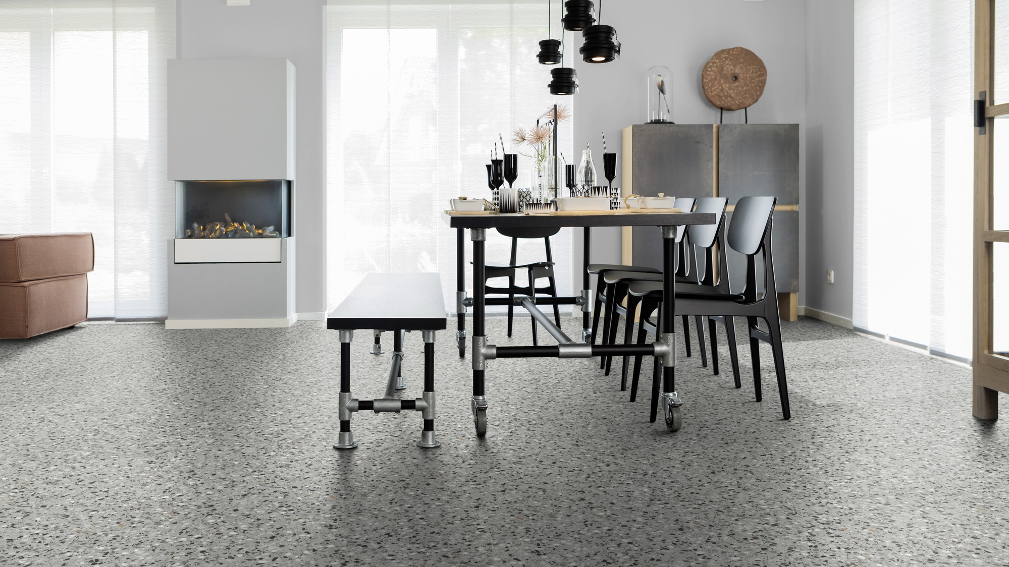 Milieubild Esszimmer mit Kamin - wineo Klebe-Bioboden PURLINE wineo 1500 stone XL Venice Terrazzo Grey Milieubild Esszimmer mit Kamin - wineo PL15413SXL