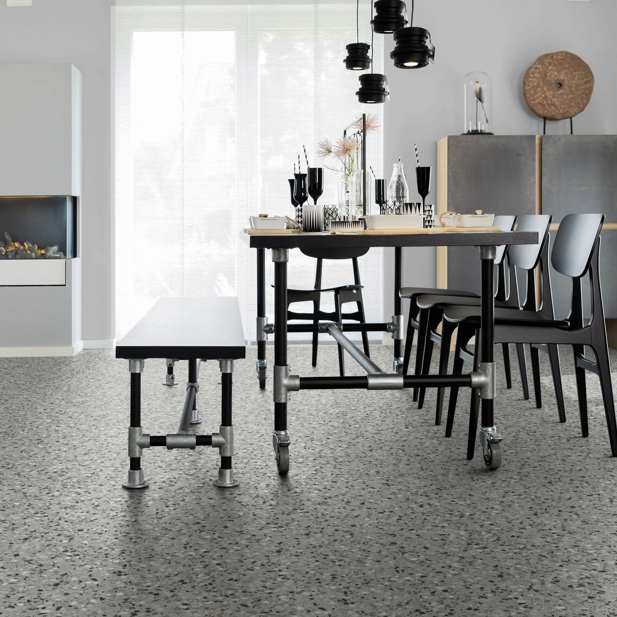 Milieubild Esszimmer mit Kamin - wineo Klebe-Bioboden PURLINE wineo 1500 stone XL Venice Terrazzo Grey Milieubild Esszimmer mit Kamin - wineo PL15413SXL