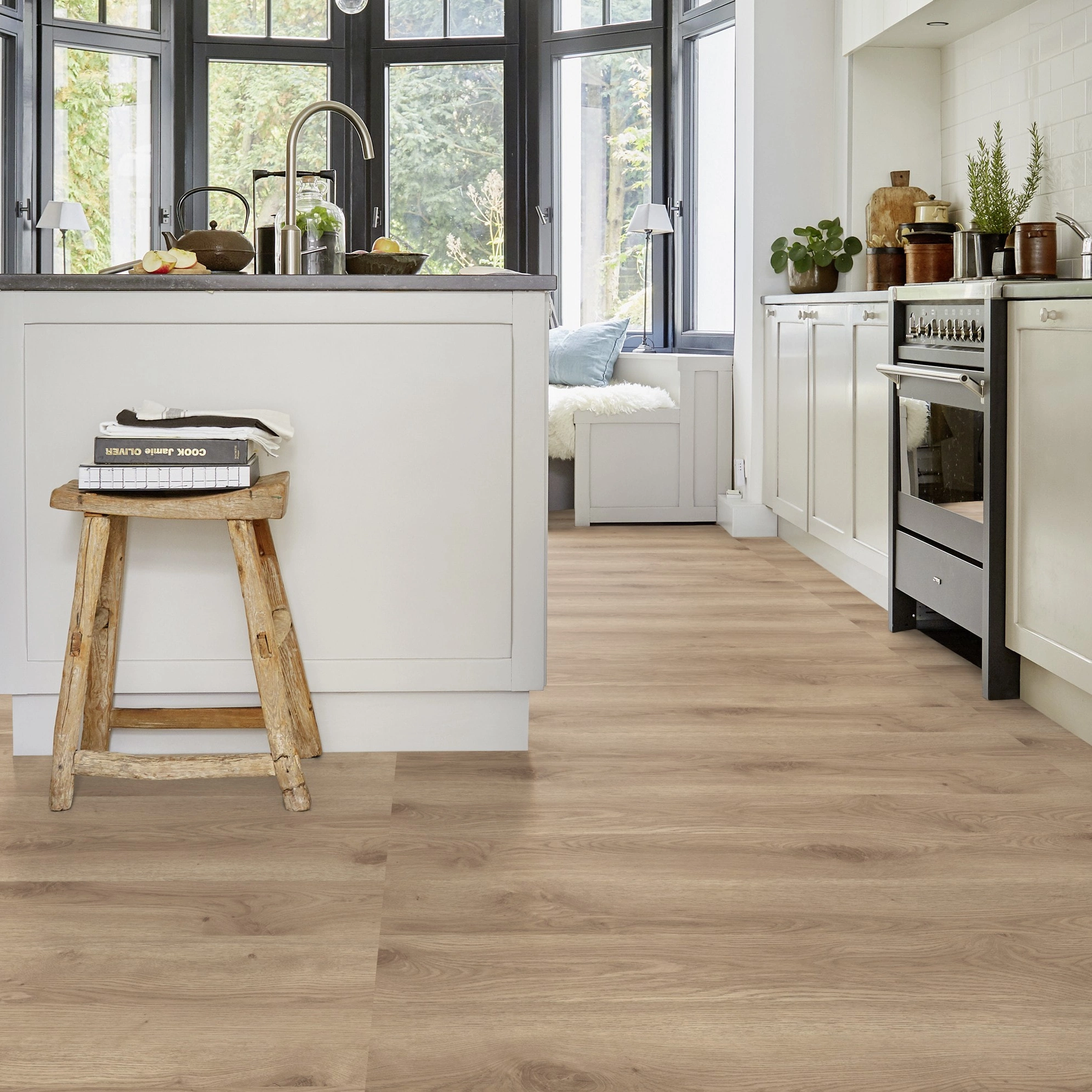 Milieubild Moderne Küche mit Küchenblock - Tarkett Klebe-Vinyl iD Inspiration 55 CLASSICS Contemporary Oak Natural Milieubild Moderne Küche mit Küchenblock - Tarkett 24513019