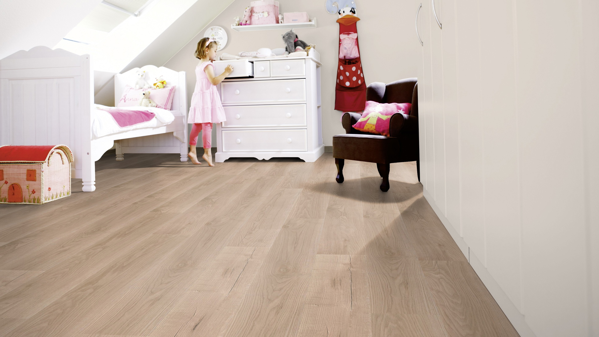 Milieubild Kinderzimmer mit weißer Kommode - wineo HDF Klick-Bioboden PURLINE wineo 1000 wood L Comfort Oak Sand Milieubild Kinderzimmer mit weißer Kommode - wineo MLP298R