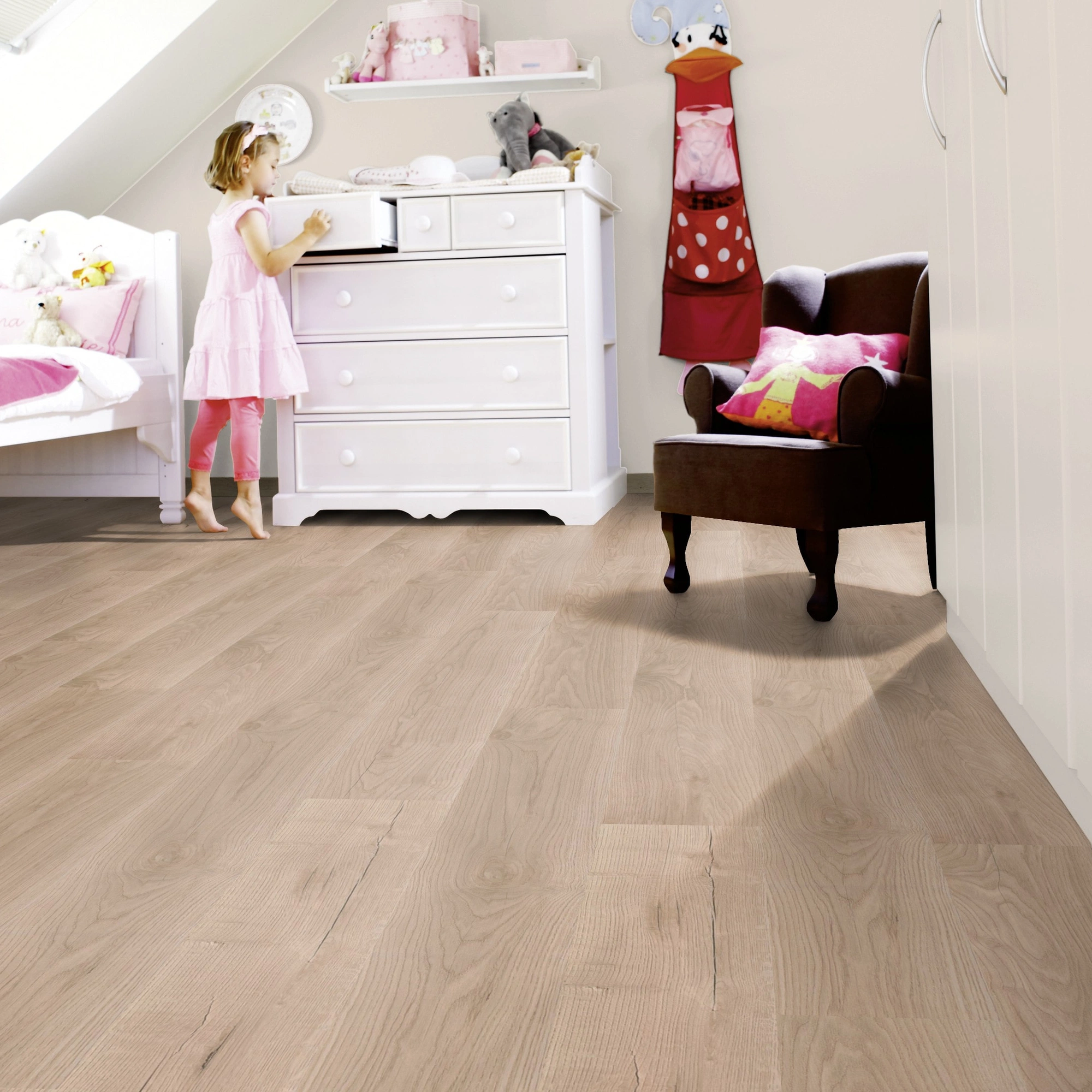Milieubild Kinderzimmer mit weißer Kommode - wineo HDF Klick-Bioboden PURLINE wineo 1000 wood L Comfort Oak Sand Milieubild Kinderzimmer mit weißer Kommode - wineo MLP298R